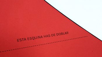 Imagen de portada de Hojica de sala «A la sombra de La Roja»