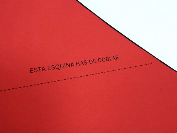 Imagen de portada de Hojica de sala «A la sombra de La Roja»