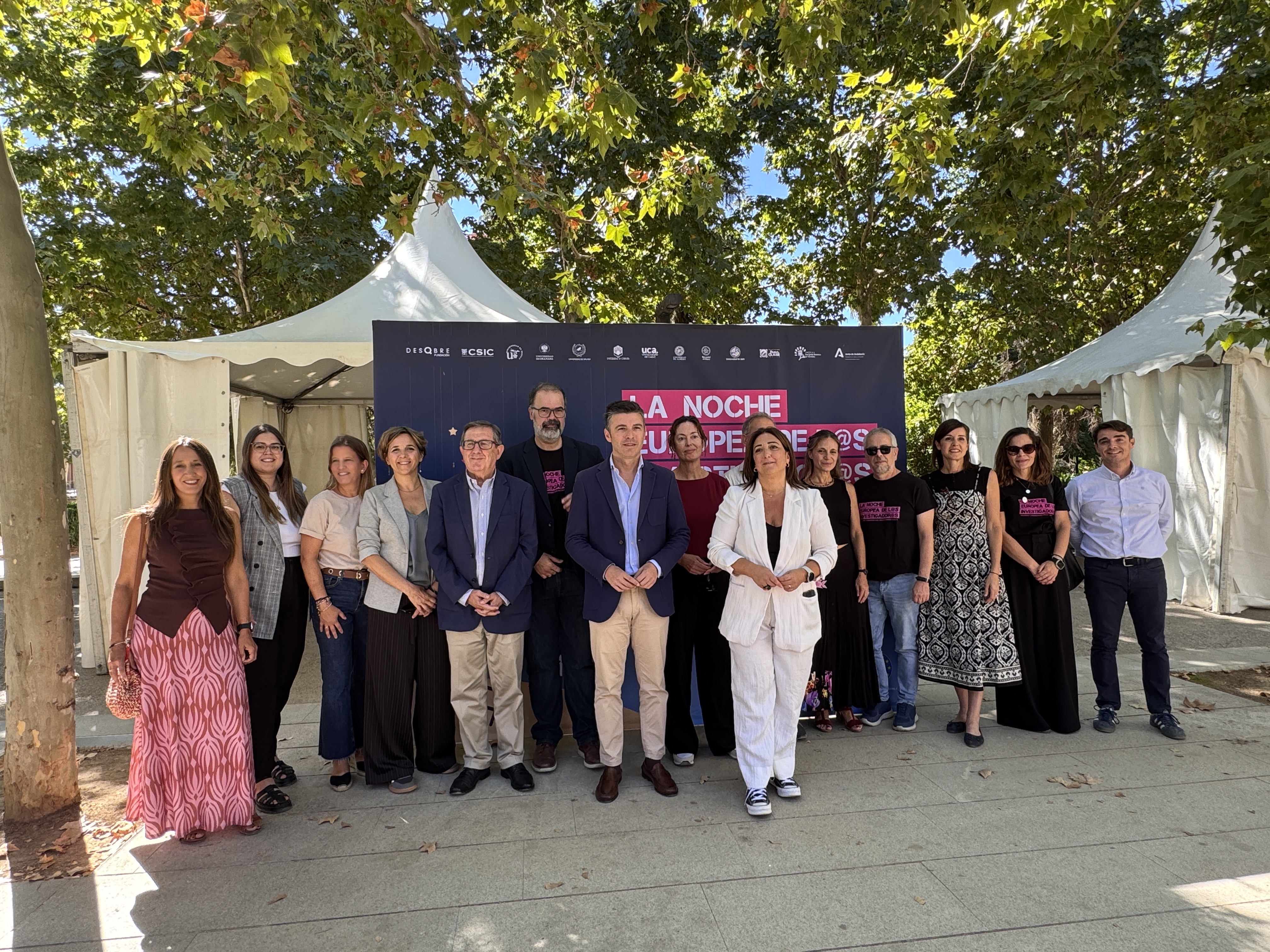 Imagen de portada de Granada convierte el Paseo del Salón en un gran escaparate de la investigación y la divulgación gracias a la ‘Noche Europea de los Investigadores’